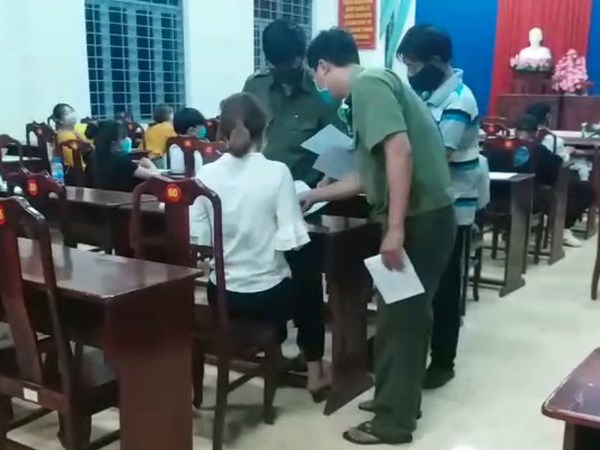Xử phạt 29 thanh niên tụ tập, không đeo khẩu trang nơi công cộng - Anh 1