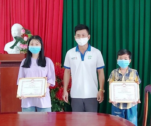 Hai chị em ở Phú Quốc đập heo đất ủng hộ quỹ phòng chống Covid-19 - Anh 1