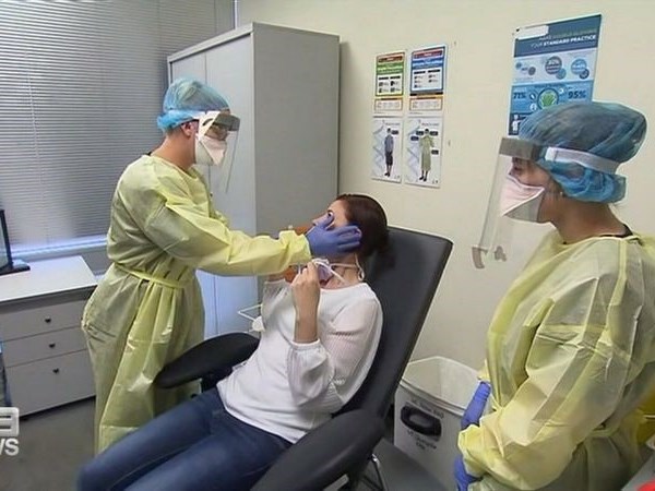 Australia mở rộng đối tượng xét nghiệm để ngăn chặn Covid-19 lây lan - Anh 1