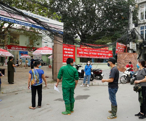 Hà Nội: Tiểu thương chợ Ngã Tư Sở được xét nghiệm Covid-19 đều âm tính - Anh 2
