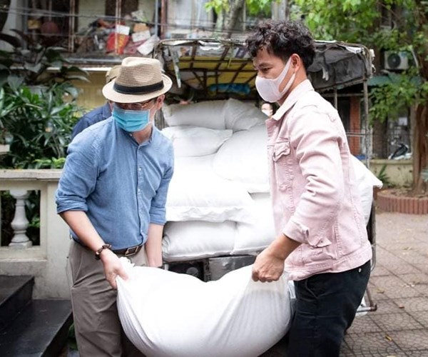 Xuân Bắc, Tự Long kêu gọi ủng hộ thực phẩm cho người nghèo Hà Nội - Anh 2