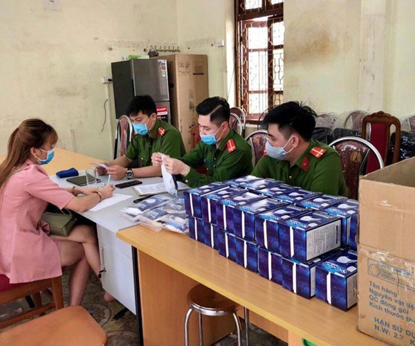 Sơn La bắt giữ đối tượng làm giả hơn 1.300 khẩu trang y tế - Anh 1
