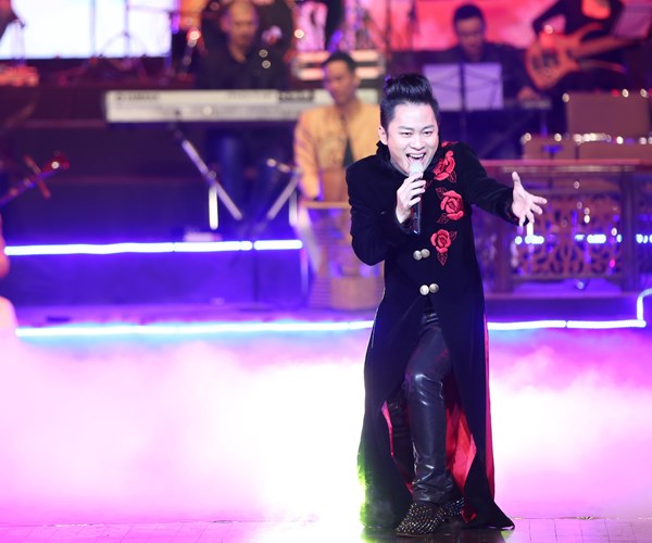 Chương trình nghệ thuật Chào năm mới 2018:  Giai điệu của sắc màu - Anh 8