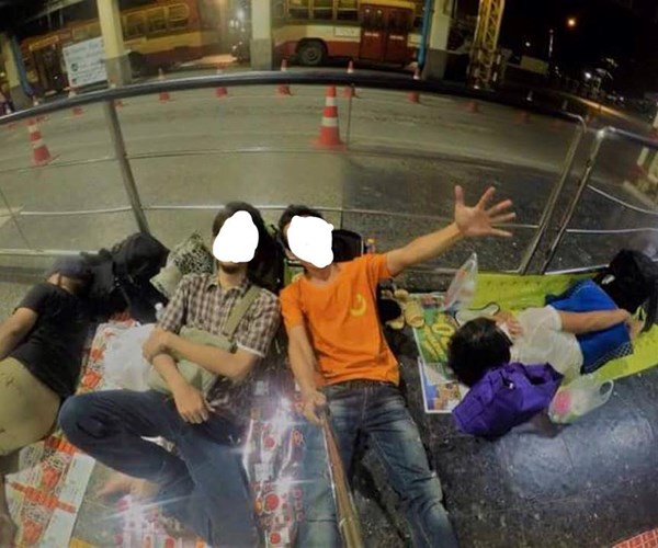 Có nên phượt theo kiểu “ăn nhờ, ngủ bụi”? - Anh 1
