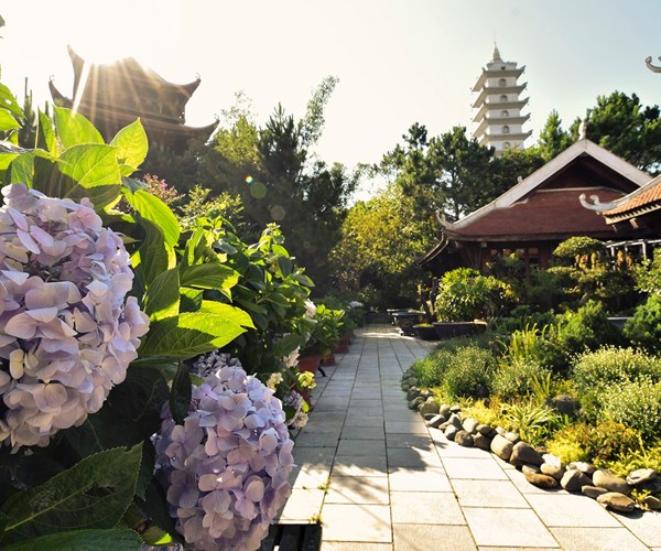 Mở cửa trở lại từ 30.4, Sun World Ba Na Hills giảm tới 60% giá vé cáp treo cho du khách 19 tỉnh miền Trung, Tây Nguyên - Anh 1