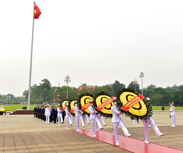 Lãnh đạo Đảng, Nhà nước vào Lăng viếng Chủ tịch Hồ Chí Minh - Anh 1