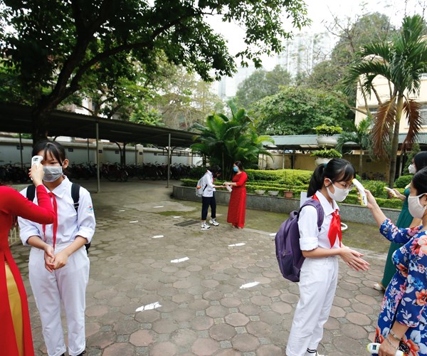 Học sinh vui mừng trở lại trường sau kỳ nghỉ vì dịch Covid-19 - Anh 1