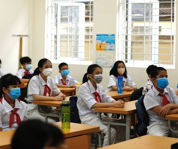 Học sinh vui mừng trở lại trường sau kỳ nghỉ vì dịch Covid-19 - Anh 2