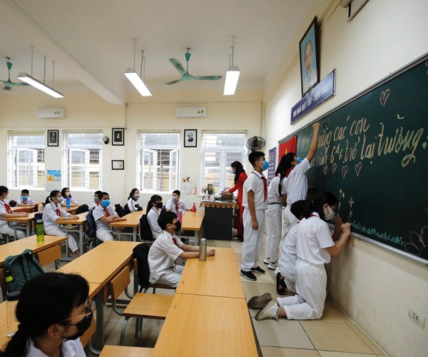 Học sinh vui mừng trở lại trường sau kỳ nghỉ vì dịch Covid-19 - Anh 3
