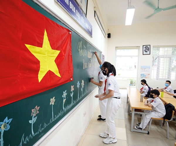 Học sinh vui mừng trở lại trường sau kỳ nghỉ vì dịch Covid-19 - Anh 4