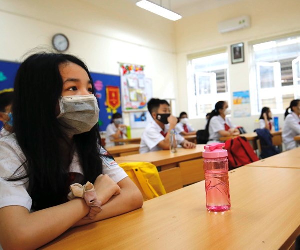 Học sinh vui mừng trở lại trường sau kỳ nghỉ vì dịch Covid-19 - Anh 5