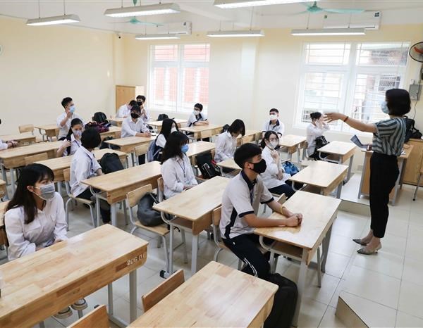 Học sinh quay lại học: Tắt điều hòa, đeo mặt nạ chống giọt có máy móc? - Anh 2