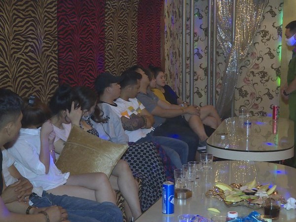 Cho khách thuê phòng karaoke sử dụng ma túy giữa mùa dịch - Anh 2
