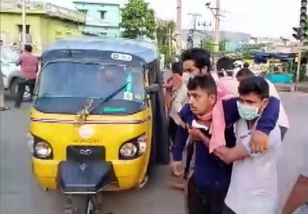 Rò rỉ khí gas tại nhà máy hóa chất ở Ấn Độ, hàng trăm người nhập viện - Anh 1