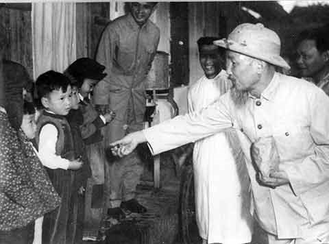 Hồ Chí Minh - Người yêu thương tất cả, chỉ quên mình - Anh 1