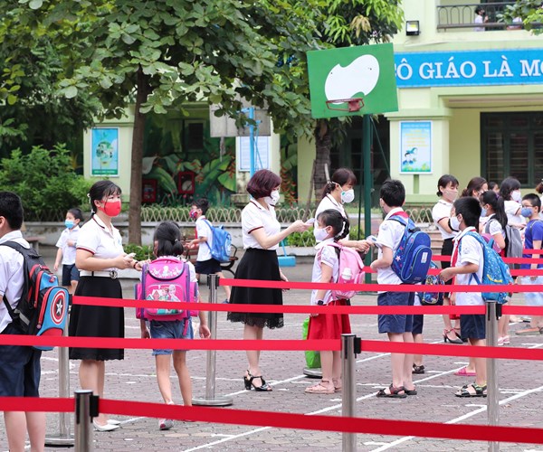 Ha Noi: Hoc sinh tieu hoc va mam non ron rang toi truong sau ky nghi dai - Anh 9