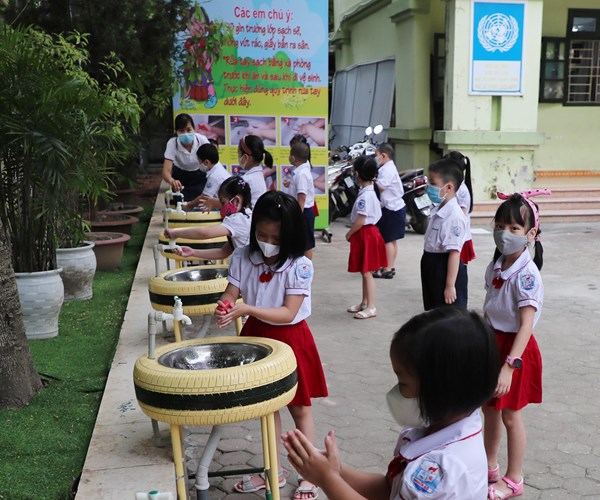 Ha Noi: Hoc sinh tieu hoc va mam non ron rang toi truong sau ky nghi dai - Anh 10