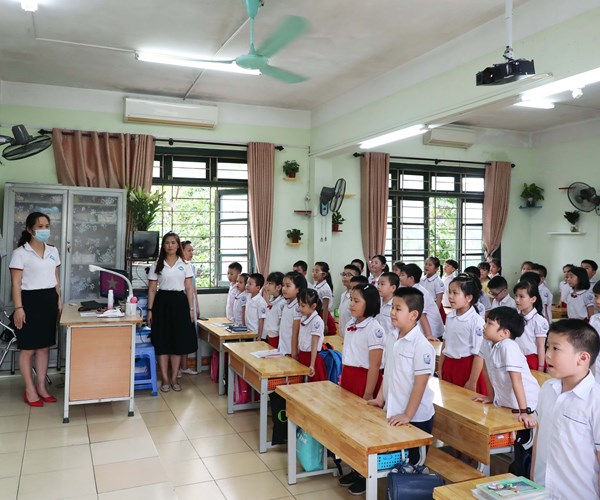 Ha Noi: Hoc sinh tieu hoc va mam non ron rang toi truong sau ky nghi dai - Anh 11