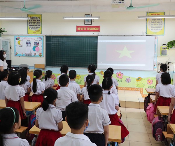 Ha Noi: Hoc sinh tieu hoc va mam non ron rang toi truong sau ky nghi dai - Anh 12
