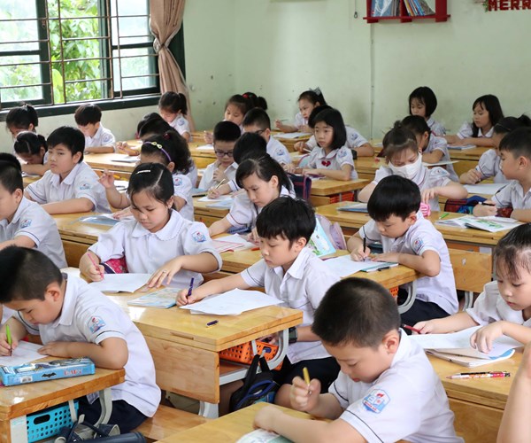 Ha Noi: Hoc sinh tieu hoc va mam non ron rang toi truong sau ky nghi dai - Anh 13