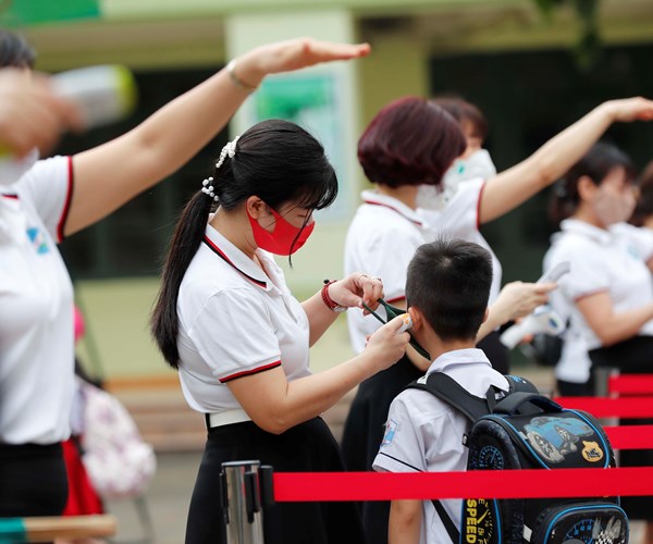 Ha Noi: Hoc sinh tieu hoc va mam non ron rang toi truong sau ky nghi dai - Anh 1