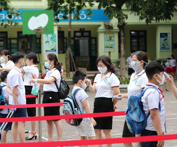 Ha Noi: Hoc sinh tieu hoc va mam non ron rang toi truong sau ky nghi dai - Anh 2