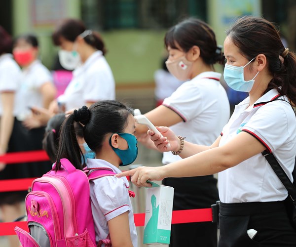 Ha Noi: Hoc sinh tieu hoc va mam non ron rang toi truong sau ky nghi dai - Anh 3