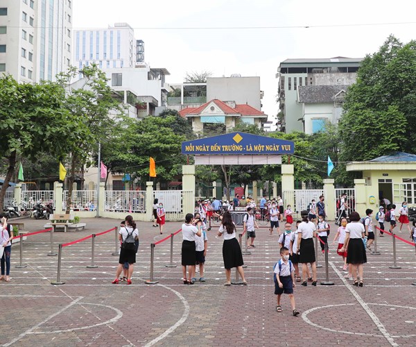 Ha Noi: Hoc sinh tieu hoc va mam non ron rang toi truong sau ky nghi dai - Anh 4