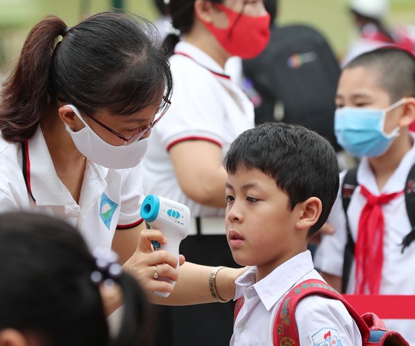 Ha Noi: Hoc sinh tieu hoc va mam non ron rang toi truong sau ky nghi dai - Anh 5