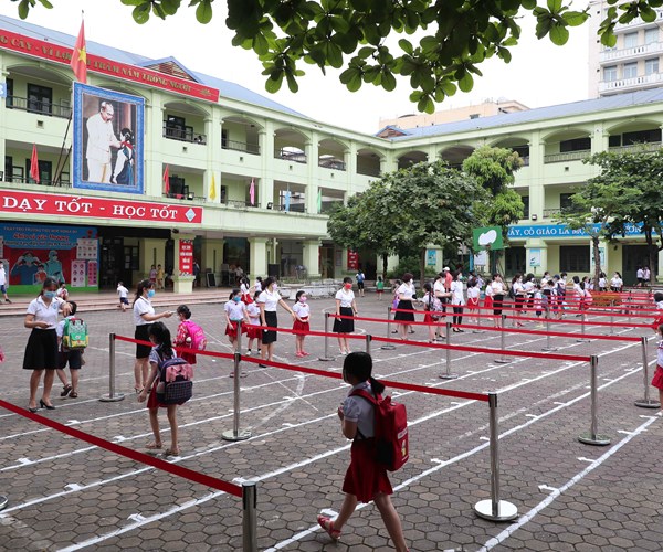 Ha Noi: Hoc sinh tieu hoc va mam non ron rang toi truong sau ky nghi dai - Anh 6