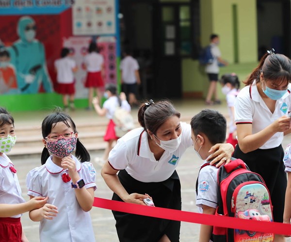 Ha Noi: Hoc sinh tieu hoc va mam non ron rang toi truong sau ky nghi dai - Anh 7