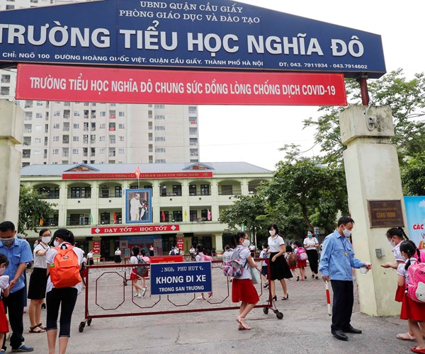 Hà Nội: Học sinh tiểu học và mầm non rộn ràng tới trường sau kỳ nghỉ dài - Anh 1
