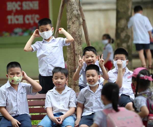 Ha Noi: Hoc sinh tieu hoc va mam non ron rang toi truong sau ky nghi dai - Anh 14