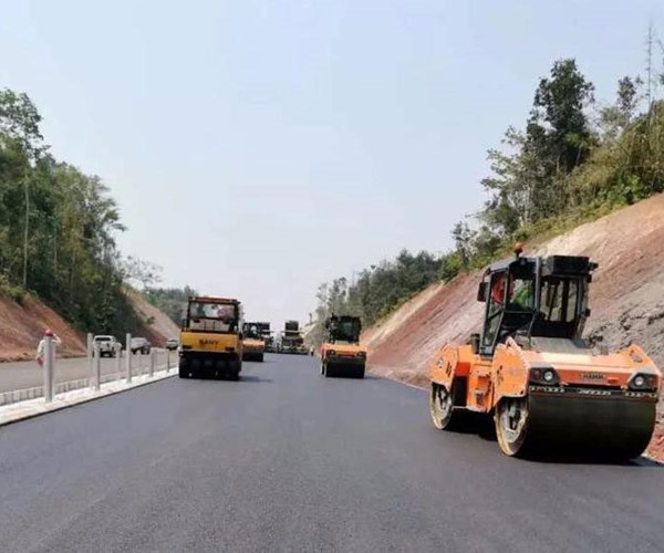 Chính phủ Lào cho phép doanh nghiệp hoạt động trở lại - Anh 1