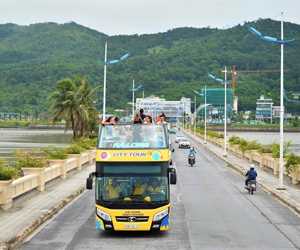 Đánh giá hoạt động thí điểm vận chuyển khách du lịch bằng xe ô tô 2 tầng thoáng nóc - Anh 1
