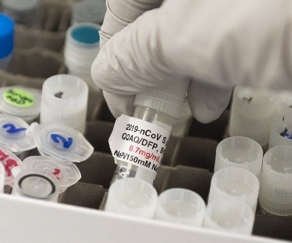 Vaccine ngừa Covid-19 có thể có vào đầu năm sau - Anh 1