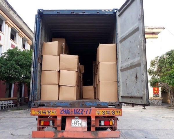 Bắt giữ xe container chở 840.000 khẩu trang không rõ nguồn gốc - Anh 1
