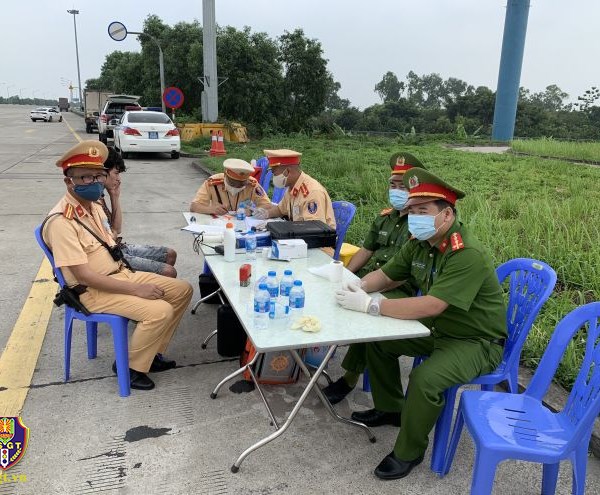 Cảnh sát Giao thông đồng loạt ra quân tổng kiểm soát phương tiện - Anh 2