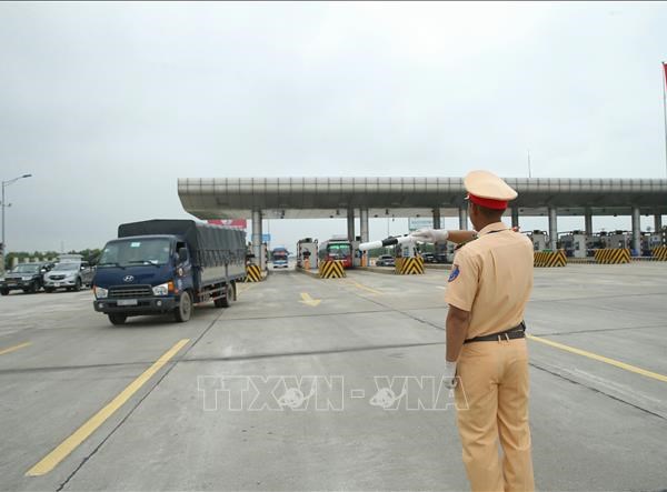 Cảnh sát Giao thông đồng loạt ra quân tổng kiểm soát phương tiện - Anh 1