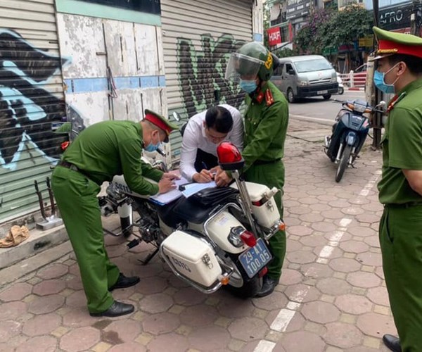 Công an Hà Nội xử phạt gần 1 tỷ đồng trong ngày đầu ra quân - Anh 1