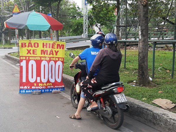 Sợ bị xử phạt người dân Hà Nội đổ xô đi mua bảo hiểm xe máy - Anh 1