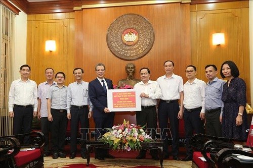 Trao 50.000 khẩu trang cho kiều bào tại Hoa Kỳ để chống dịch - Anh 1