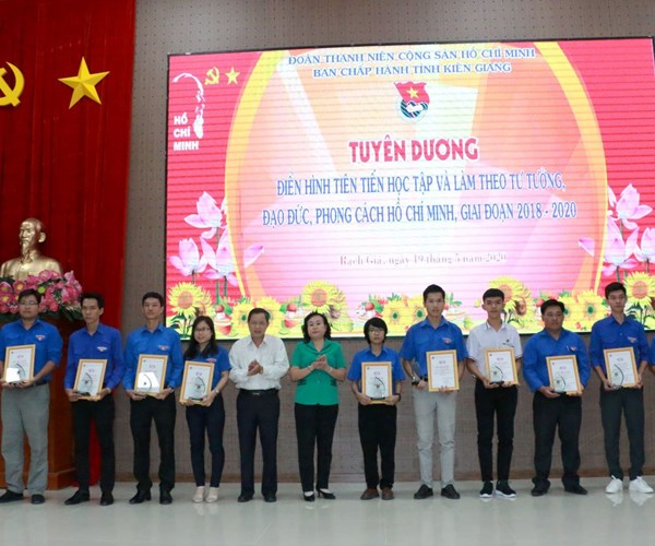 Kiên Giang tuyên dương 38 điển hình tiên tiến làm theo lời Bác - Anh 1