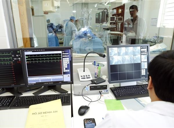 Khởi tố 2 cha con hành hung nhân viên y tế Bệnh viện Đa khoa Lâm Đồng - Anh 1