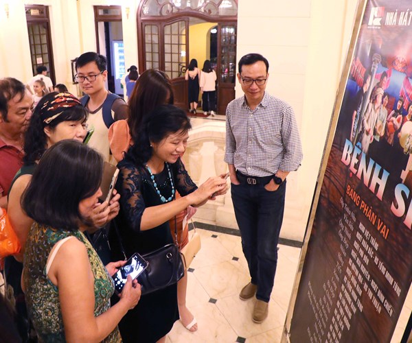 Chủ tịch Quốc hội Nguyễn Thị Kim Ngân xem vở 