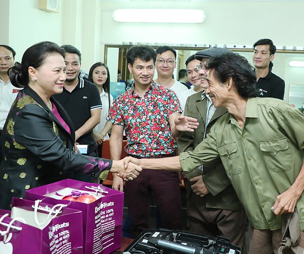 Chủ tịch Quốc hội Nguyễn Thị Kim Ngân xem vở 