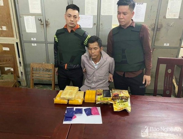 Bắt thầy giáo cùng lượng ma túy ‘khủng’ - Anh 1