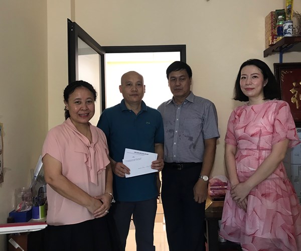 Công đoàn Bộ VHTTDL thăm và tặng quà đoàn viên nhân Tháng Công nhân - Anh 1