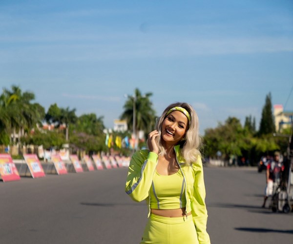 Hoa hau H'Hen Nie lam nao loan duong dua tai Quang Nam - Anh 2