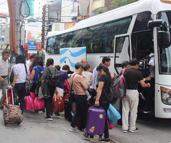 Gần 13 triệu lượt khách quốc tế đến Việt Nam - Anh 2